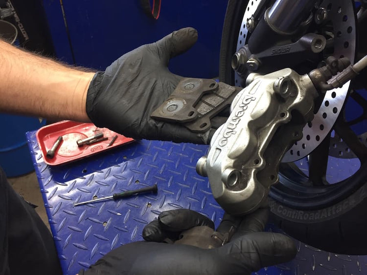 Wanneer moet je remblokken vervangen op je motor?