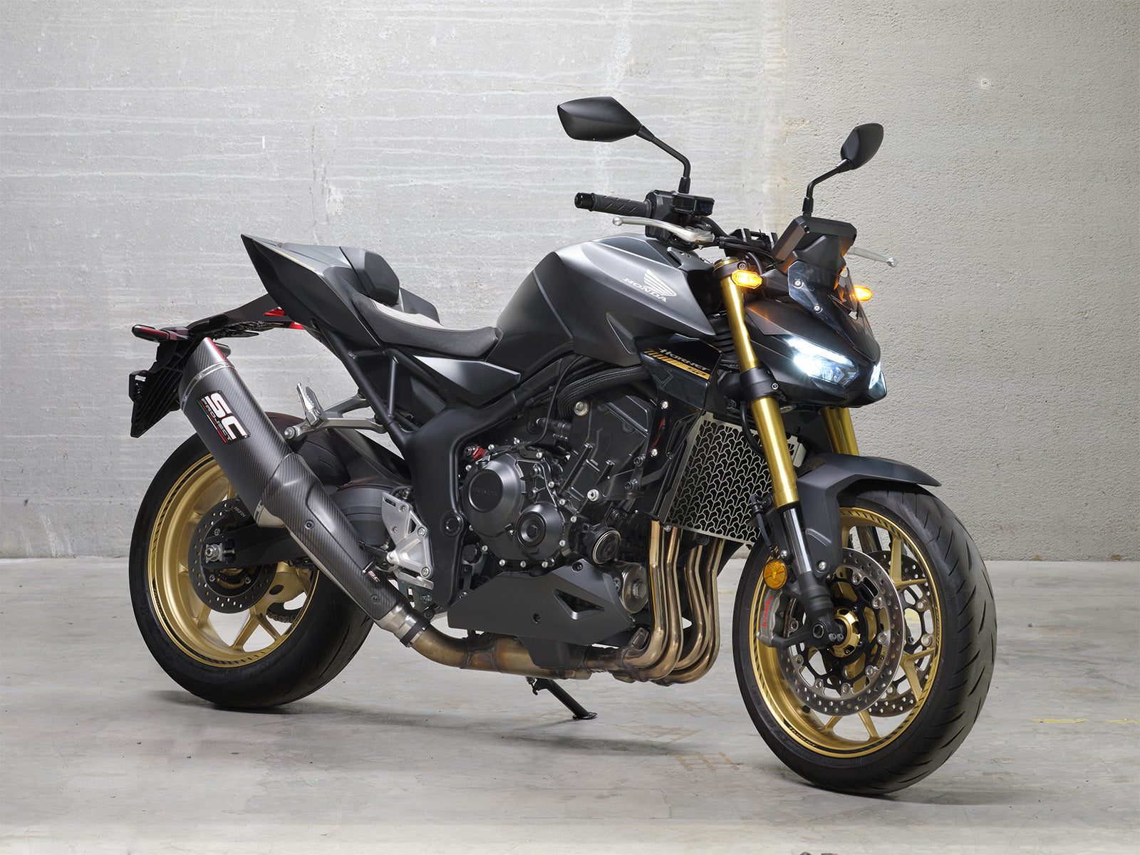 Honda CB1000 Hornet SP with SC-Project SC1-R GT carbon exhaust, 3/4 rear view