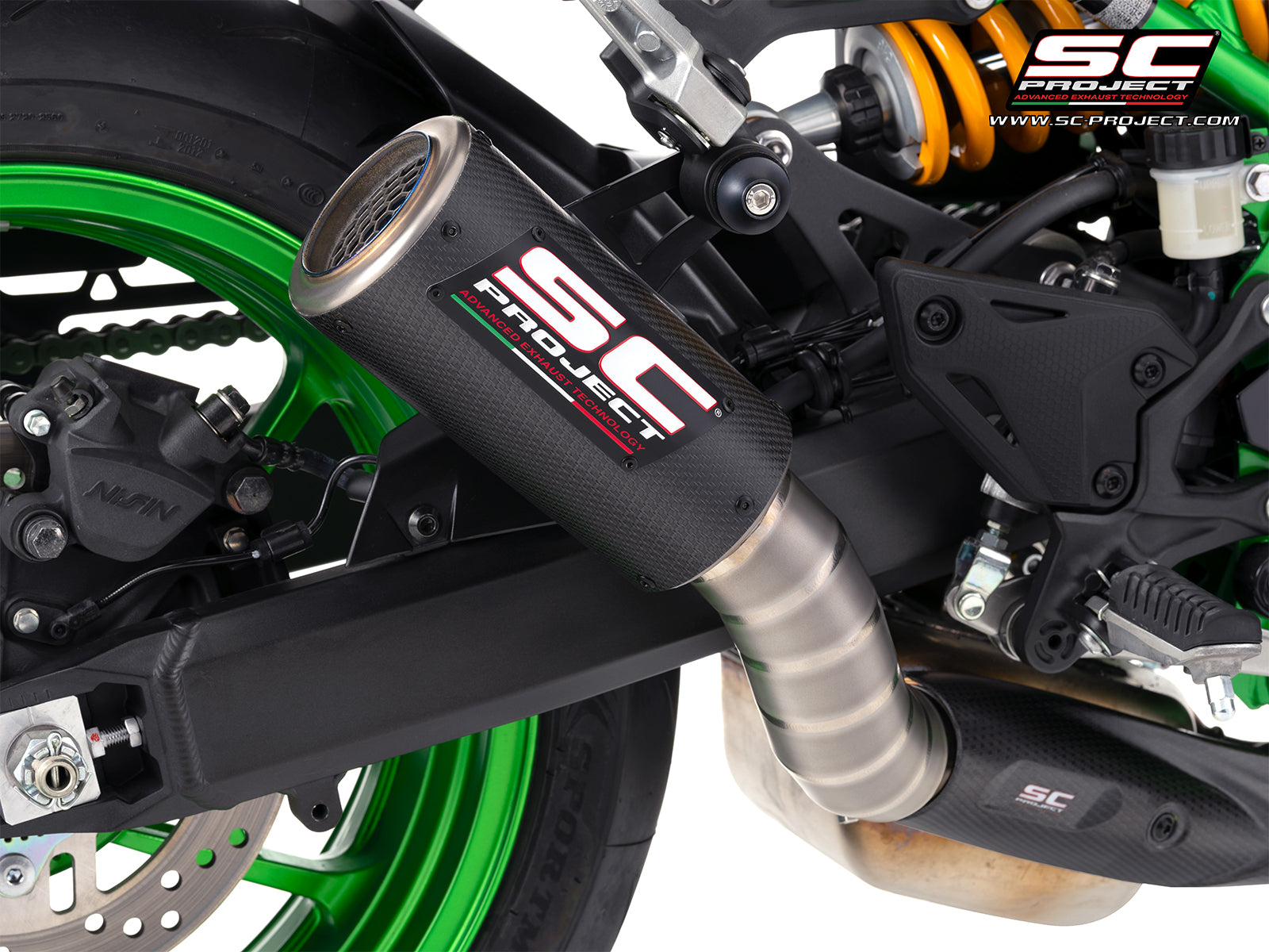 Kawasaki Z900 with SC-Project CR-T M2 Ti -Carbon carbon / titanium fibre  exhaust, with stoneguard grid, 3/4 rear view