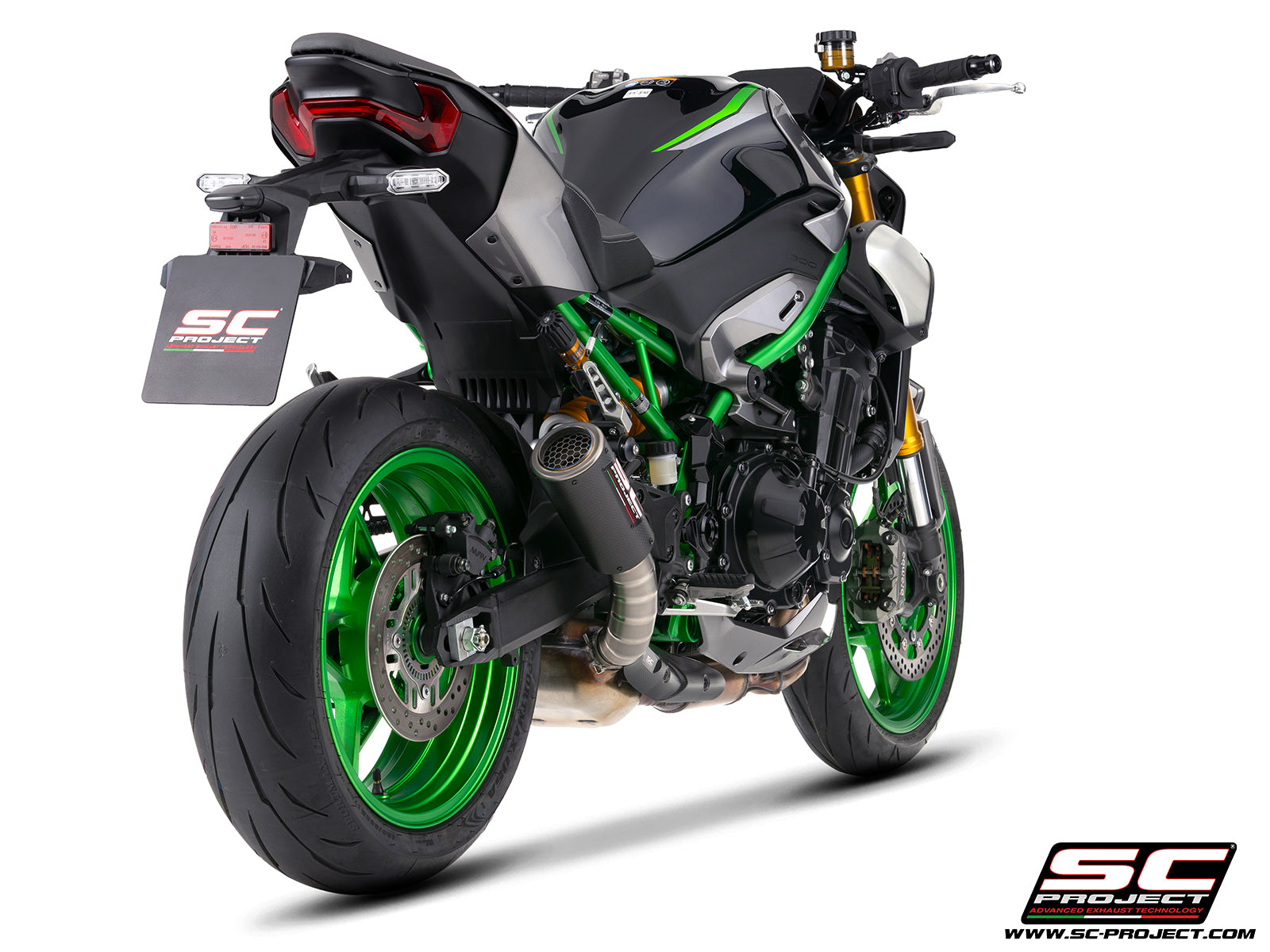 Kawasaki Z900 with SC-Project CR-T M2 Ti -Carbon carbon / titanium fibre  exhaust, with stoneguard grid, 3/4 rear view