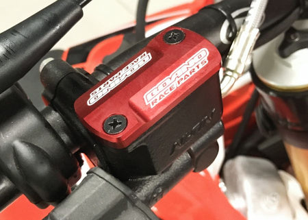 BOANO deksel voorremcilinder Nissin, rood - Beta 2T/4T (2005-2026)