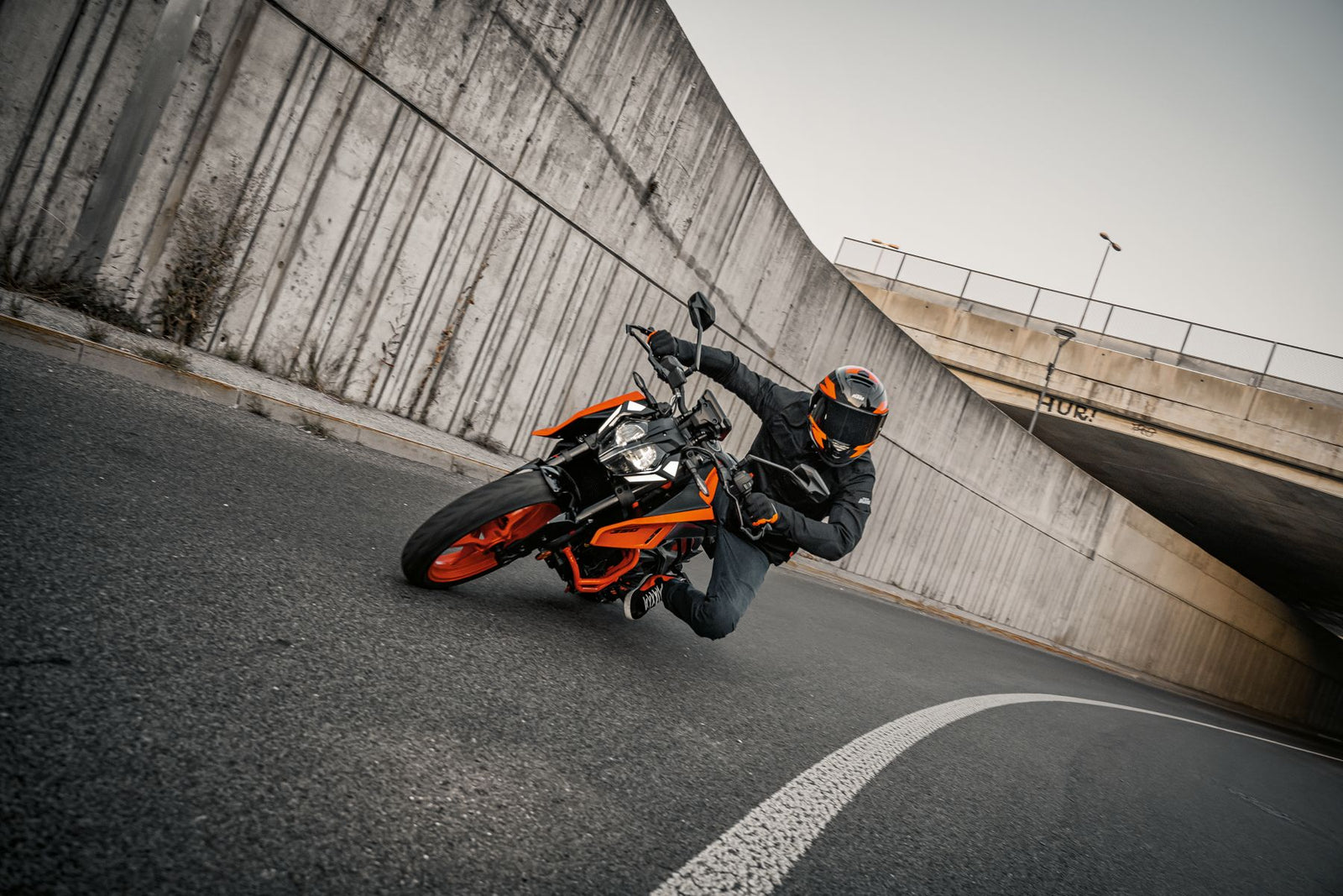 KTM rijder in PowerWear kleding – enduro,straat en adventure uitrusting bij Femon Parts