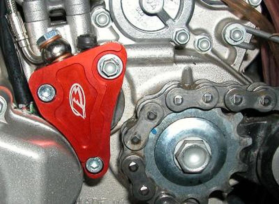 BOANO aluminium koppelingsslavecilinderbescherming, rood - Beta RR 4T (2010-2019) en 2T (2013-2026)