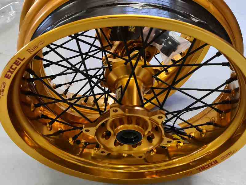 Set Supermoto wielen HAAN Wheels - Gekleurde velg-naaf-spaken-nippels