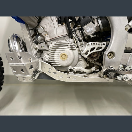 Skidplate met uitlaatpijpbeschermer en kunststof bodem voor TM 250/300 2008-2021