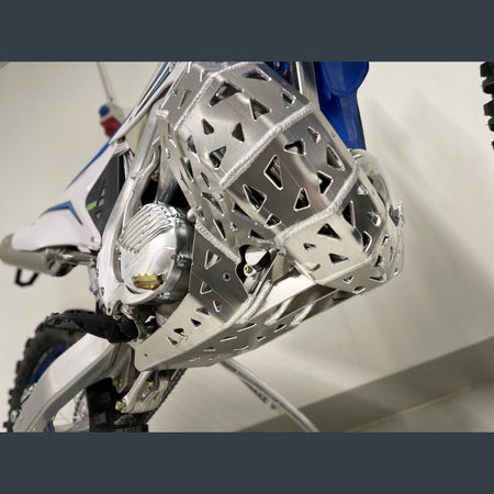 Skidplate met uitlaatpijpbeschermer en kunststof bodem voor TM 250/300 2022-2025