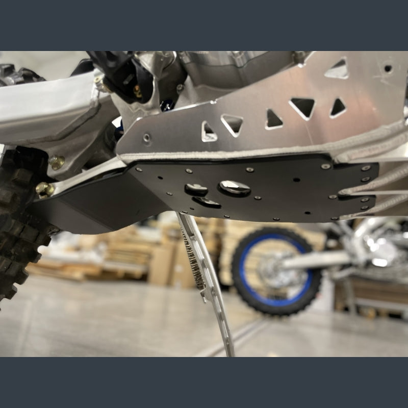 Skidplate met uitlaatpijpbeschermer en kunststof bodem voor TM 250/300 2022-2025