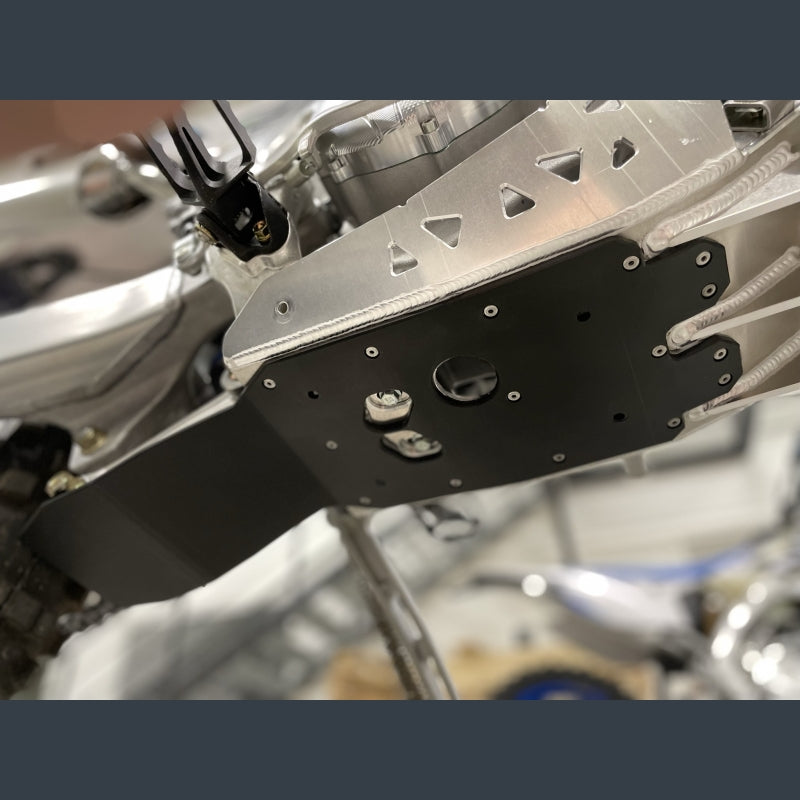Skidplate met uitlaatpijpbeschermer en kunststof bodem voor TM 250/300 2022-2025