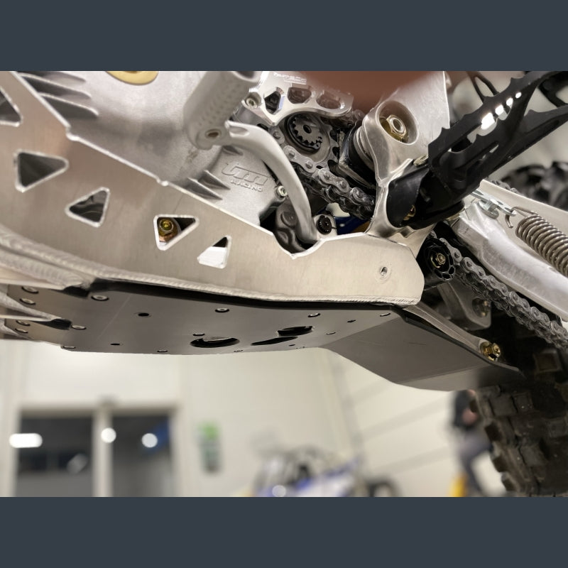 Skidplate met uitlaatpijpbeschermer en kunststof bodem voor TM 250/300 2022-2025