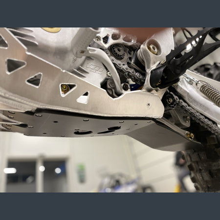 Skidplate met uitlaatpijpbeschermer en kunststof bodem voor TM 250/300 2022-2025