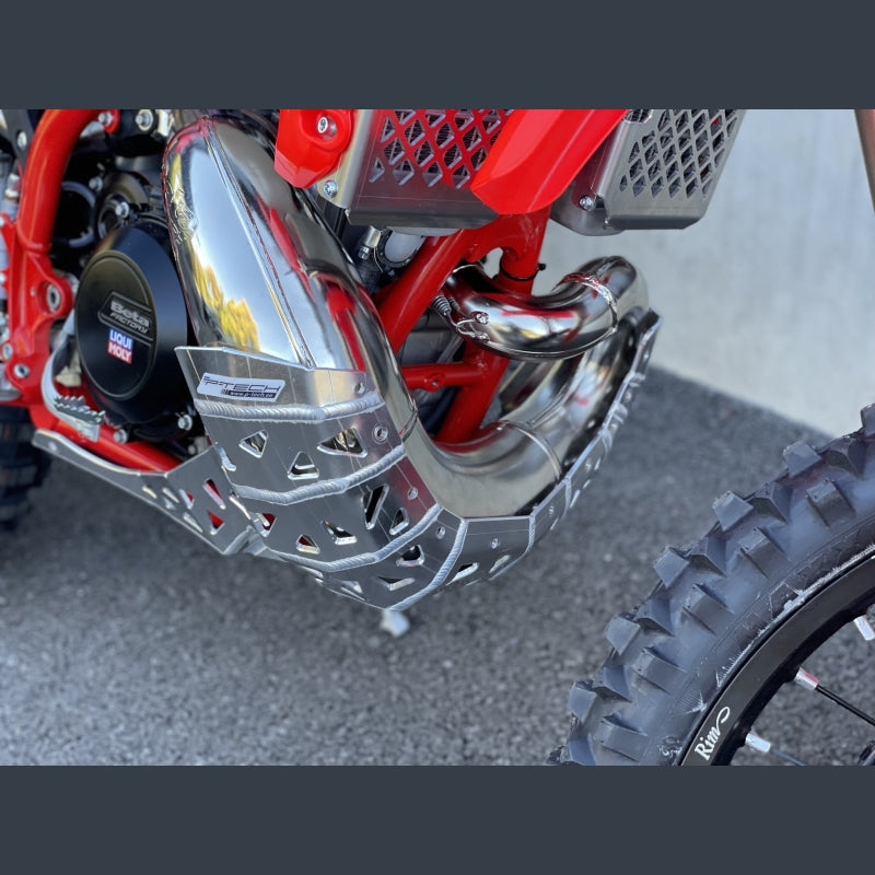 Skidplate met uitlaatpijpbeschermer en kunststof bodem voor Beta RR 250, 300, X-Pro 2023-2026
