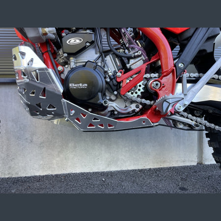 Skidplate met uitlaatpijpbeschermer en kunststof bodem voor Beta RR 250, 300, X-Pro 2023-2026