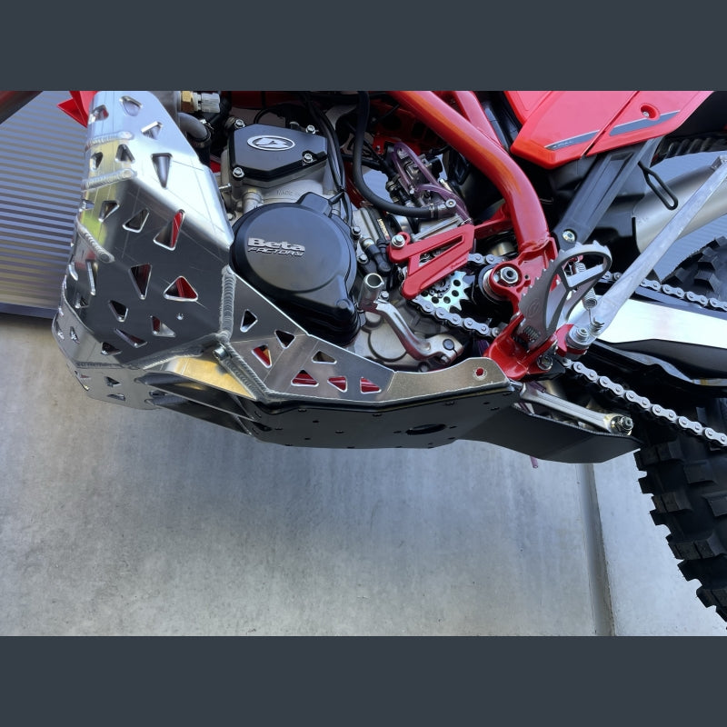 Skidplate met uitlaatpijpbeschermer en kunststof bodem voor Beta RR 250, 300, X-Pro 2023-2026