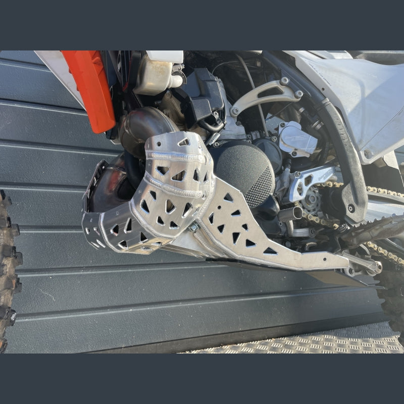 Skidplate met uitlaatbescherming met kunststof bodem voor 2T KTM, Husqvarna, Gasgas 2024-2026