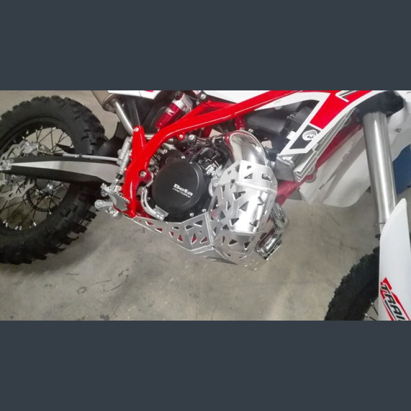 Skidplate met uitlaatpijpbeschermer en kunststof bodem voor Beta Xtrainer 2015-2024