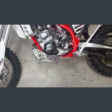 Skidplate met uitlaatpijpbeschermer en kunststof bodem voor Beta Xtrainer 2015-2024