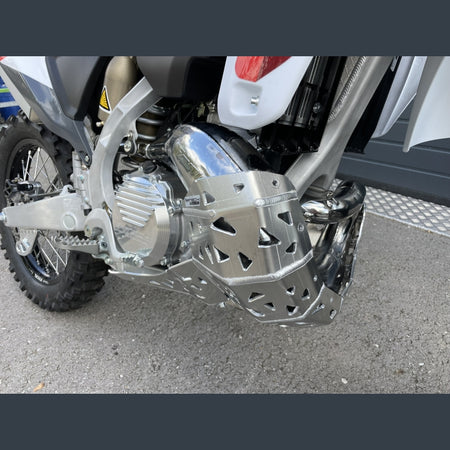 Skidplate met uitlaatpijpbeschermer en kunststof bodem voor Fantic XE 300