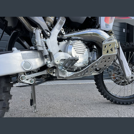 Skidplate met uitlaatpijpbeschermer en kunststof bodem voor Fantic XE 300