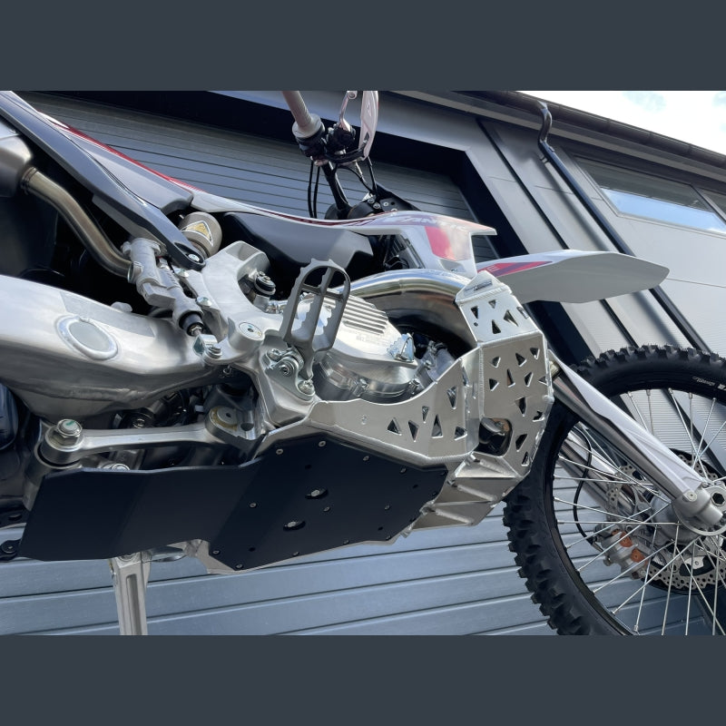 Skidplate met uitlaatpijpbeschermer en kunststof bodem voor Fantic XE 300
