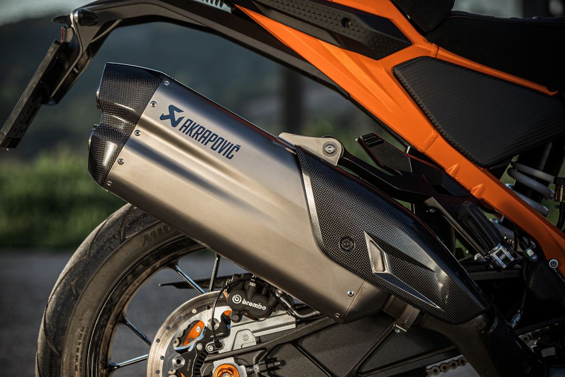 Akrapovič Slip-on Line uitlaatdemper titanium met carbon einddop, lichtgewicht — KTM 1290 Super Adventure 2021-2022 | Femon Parts