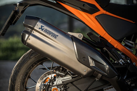 Akrapovič Slip-on Line uitlaatdemper titanium met carbon einddop, lichtgewicht — KTM 1290 Super Adventure 2021-2022 | Femon Parts