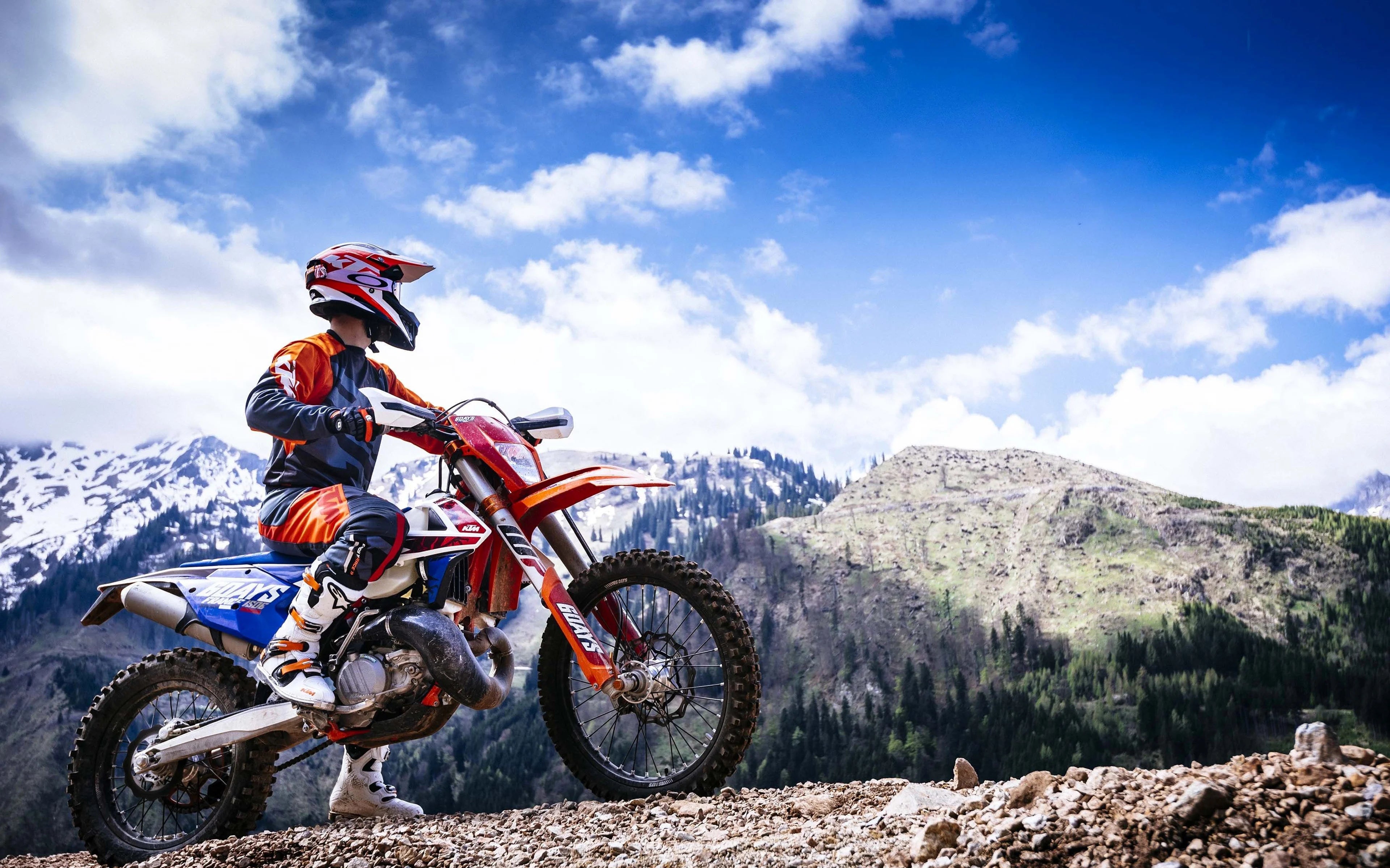 Crossmotor rijder in berglandschap – crossmotor en enduro onderdelen bij Femon Parts